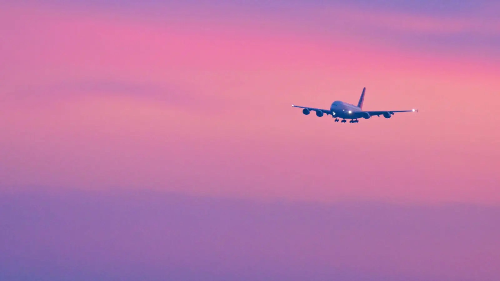 Wegen fehlenden Kabinenpersonals ließ die Lufthansa einen Airbus A380 ohne Passagiere aus Abu Dhabi nach München fliegen. In der Golfregion sitzen Zehntausende Reisende fest.  (Foto: Malin Wunderlich/dpa)