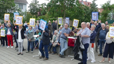 Rund 200 Teilnehmer waren zur Kundgebung nach Burgbernheim gekommen. (Foto: Helmut Meixner)