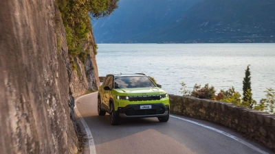 Die Einsamkeit des Langstreckenläufers? Muss nicht sein. Denn neben einer Normreichweite von aktuell 500 Kilometern im elektrischen Compass gibt es genug Platz für Kind und Kegel.  (Foto: Jeep/Stellantis/dpa-tmn)