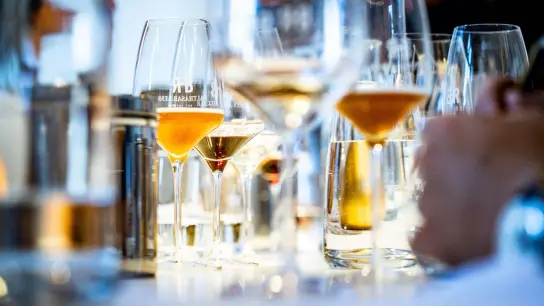 Als Sommelier ist Fachwissen über die Weine der Welt in Hotel- und Gastronomiebetrieben gefragt. (Foto: Frank Rumpenhorst/dpa-tmn)