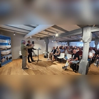Großer Andrang beim Weißkopf-Tag: Im Flugpioniermuseum begrüßte FFGW-Vorsitzender Hans-Günter Adelhard (links) die Gäste und den Referenten John Brown (Zweiter von links). (Foto: Wolfgang Grebenhof)