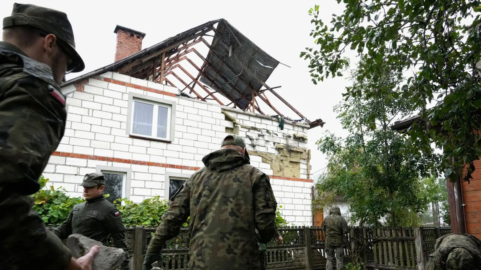 Die Bilder vom beschädigten Dach des Hauses im ostpolnischen Dorf Wyryki gingen um die Welt. (Archivbild) (Foto: Czarek Sokolowski/AP/dpa)