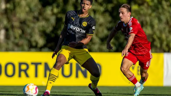 Der Dortmunder Jude Bellingham (l) will mit dem BVB eine bessere zweite Serie in der Bundesliga spielen. (Foto: David Inderlied/dpa)