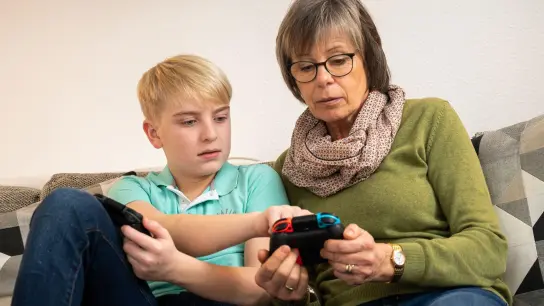 Die Jüngeren mit dem digitalen Know-How, die Älteren mit der Lebenserfahrung: Unterschiedliche Generationen können viel voneinander lernen. (Foto: Benjamin Nolte/dpa-tmn)