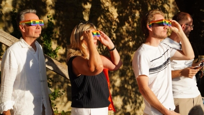 Fasziniert beobachteten die Menschen die Teilsonnenfinsternis durch Spezialbrillen. (Foto: Simone Hedler)