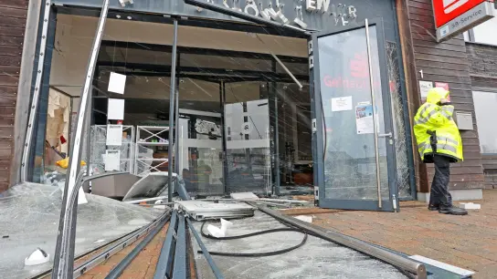 Blick auf einen zerstörten Vorraum einer Bankfiliale. (Foto: Matthias Bein/dpa/Symbolbild)