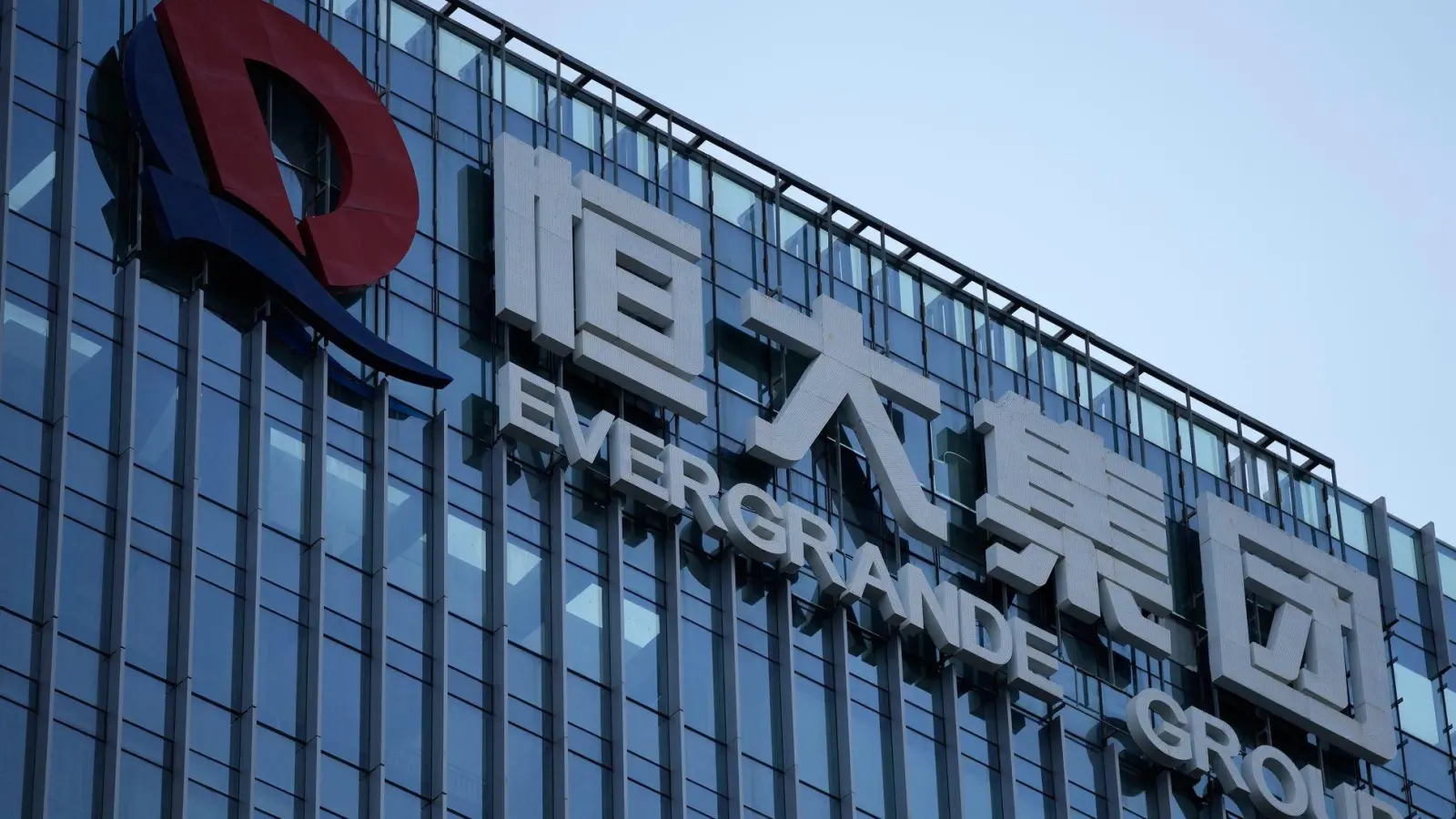 Der Konzern Evergrande wurde zum Symbol der chinesischen Immobilienkrise. Nun wurde sein Gründer zu lebenslanger Haft verurteilt. (Archivbild)  (Foto: Ng Han Guan/AP/dpa)