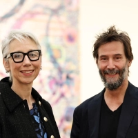 Der Schauspieler Keanu Reeves besichtigte die Ausstellung seiner Partnerin Alexandra Grant in Nürnberg.  (Foto: Daniel Löb/dpa)