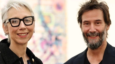 Der Schauspieler Keanu Reeves besichtigte die Ausstellung seiner Partnerin Alexandra Grant in Nürnberg.  (Foto: Daniel Löb/dpa)