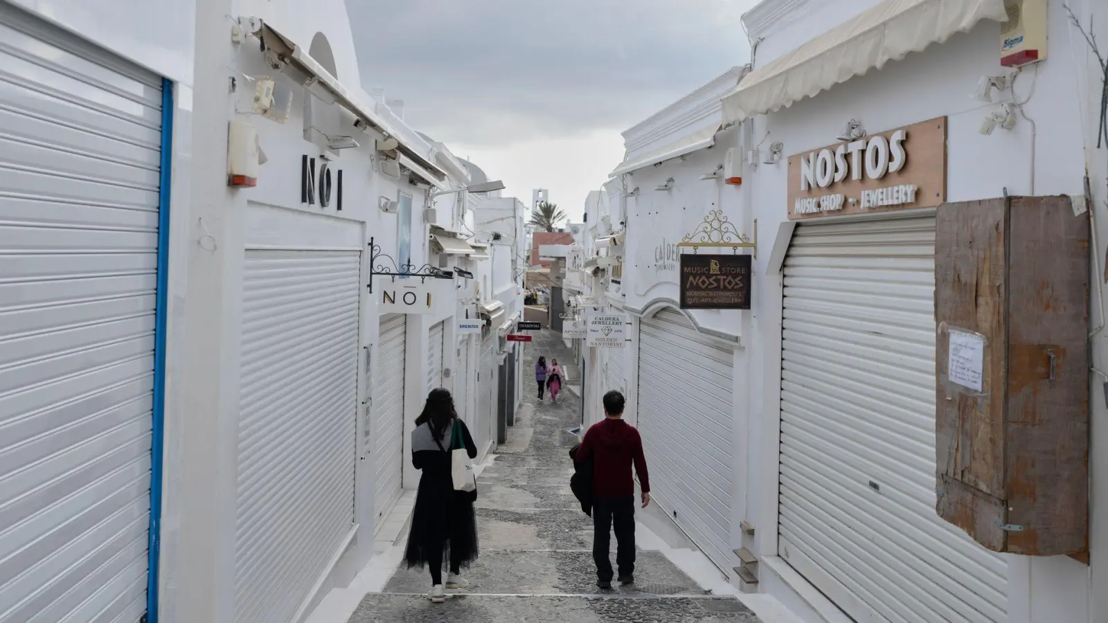 Die griechische Insel Santorin stand zuletzt wegen einer langen Erdbebenserie in den Schlagzeilen.  Zuletzt bebte vor Kreta die Erde, diesmal vor Rhodos. (Foto: Petros Giannakouris/AP/dpa-tmn)