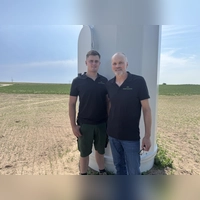 Johannes Fischer (20) und sein Vater Andreas Fischer (54) vom Team des Betriebes „Die Gemüsekiste” setzen auf Energieunabhängigkeit. (Foto: Lara Hausleitner)