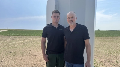 Johannes Fischer (20) und sein Vater Andreas Fischer (54) vom Team des Betriebes „Die Gemüsekiste” setzen auf Energieunabhängigkeit. (Foto: Lara Hausleitner)