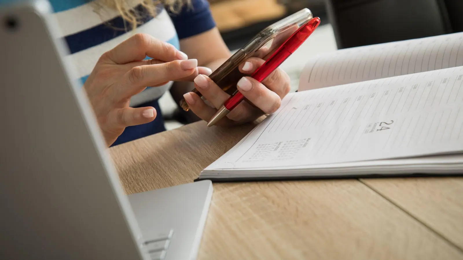 Attraktiver Nebenverdienst? Bei Stellenangeboten über Messengerdienste sollte man misstrauisch sein. (Foto: Christin Klose/dpa-tmn)
