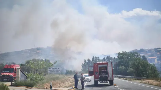 Feuerwehrleute arbeiten in der Nähe einer Weinkellerei, die das Feuer in der Region Tafalla erreicht hat. (Foto: Eduardo Sanz/EUROPA PRESS/dpa)
