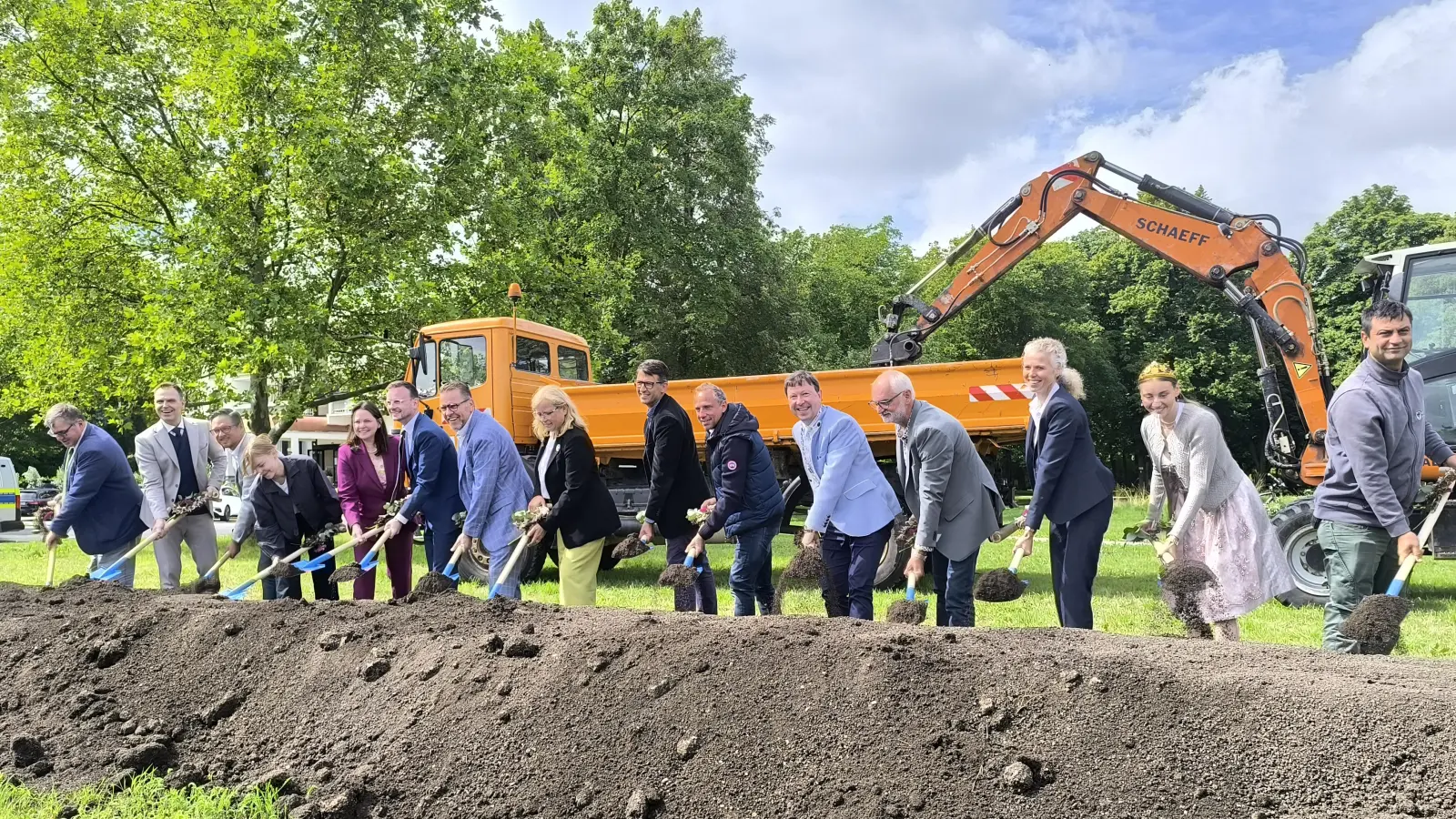 Eine große Zahl von Unterstützern der Landesgartenschau in Bad Windsheim beteiligte sich am Startschuss für die Umsetzungsphase.  (Foto: Thomas Schaller)