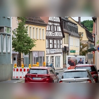Hier in der Würzburger Straße, direkt neben einem Barber-Shop, war ein 24/7-Laden beantragt worden. Der Stadtrat lehnte eine solche Einrichtung an dieser Stelle allerdings mehrheitlich ab.  (Foto: Mirko Fryska)