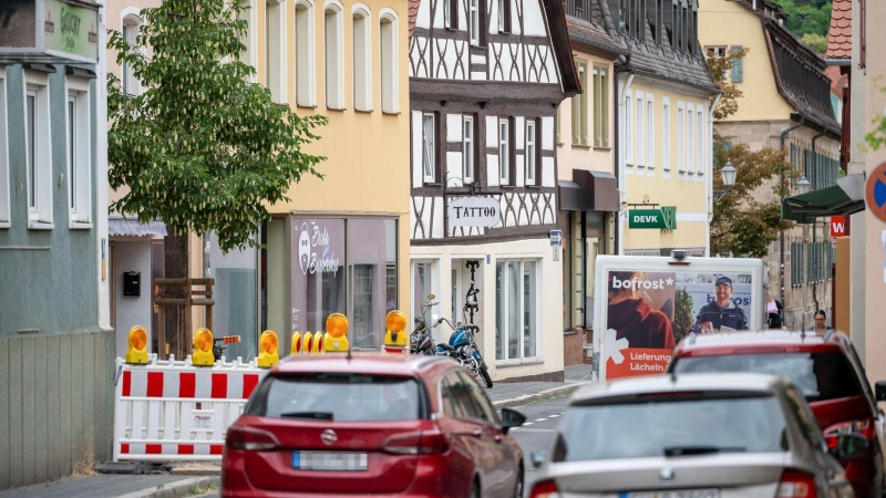 Hier in der Würzburger Straße, direkt neben einem Barber-Shop, war ein 24/7-Laden beantragt worden. Der Stadtrat lehnte eine solche Einrichtung an dieser Stelle allerdings mehrheitlich ab.  (Foto: Mirko Fryska)