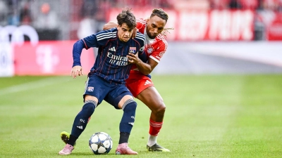 Lyons Afonso Moreira im Zweikampf mit Bayern Münchens Sascha Boey in einem Testspiel im vergangenen August. (Foto: Harry Langer/dpa)