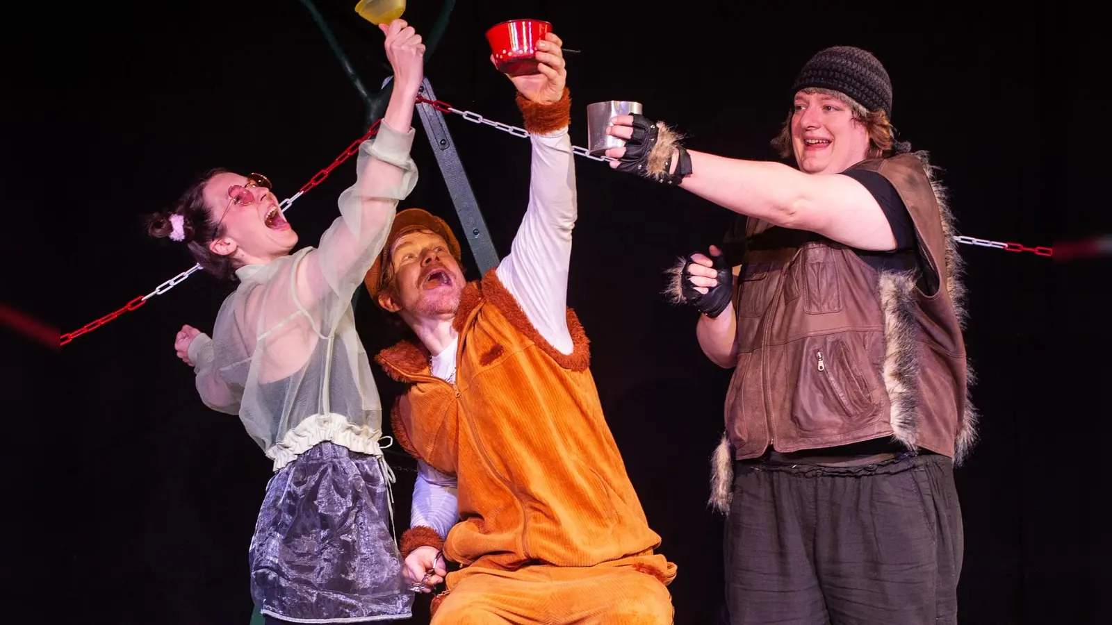 Wer nur einen Tag hat, braucht das ganze Glück in 24 Stunden. Eintagsfliege, Fuchs und Wildschwein vom Theater „Chapeau Claque“ aus Bamberg verdeutlichen es im Stück „Nur ein Tag“. (Foto: Guido Apel)