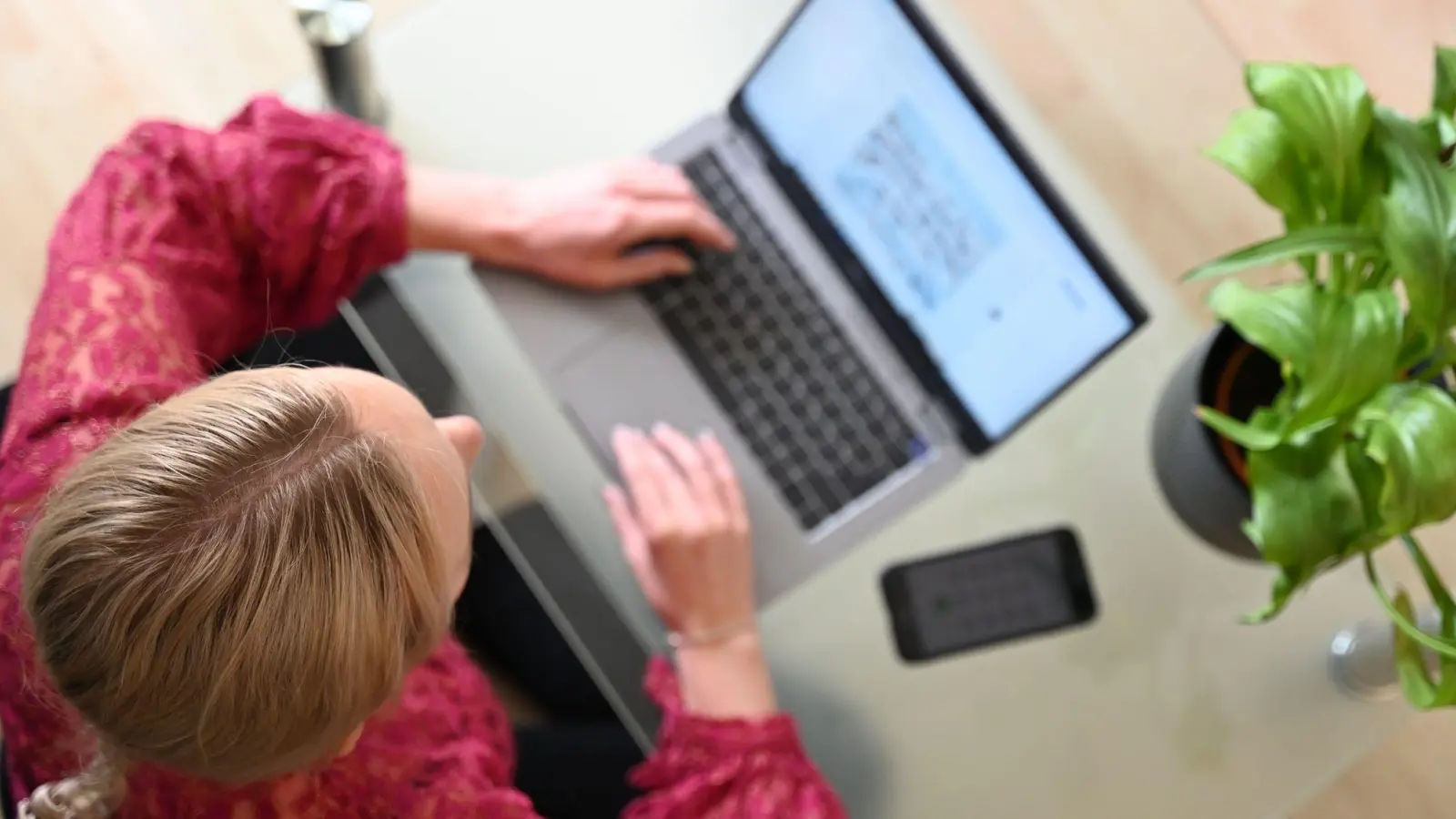 Beim Online-Shopping soll es leichter werden, die Bestellung rückgängig zu machen. (Illustration) (Foto: Helena Dolderer/dpa/dpa-tmn)