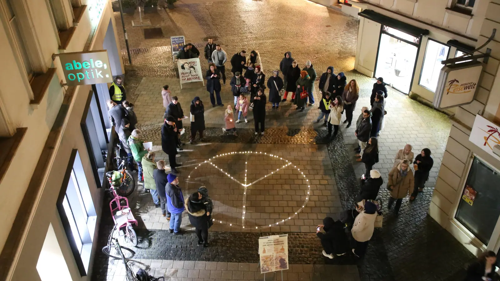 Ein Zeichen für den Frieden setzten die Mahnwachen-Teilnehmenden. (Foto: Alexander Biernoth)