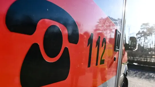 Der Schriftzug 112 für die Notrufnummer steht auf einem Rettungswagen. (Foto: Jens Kalaene/dpa/Symbolbild)