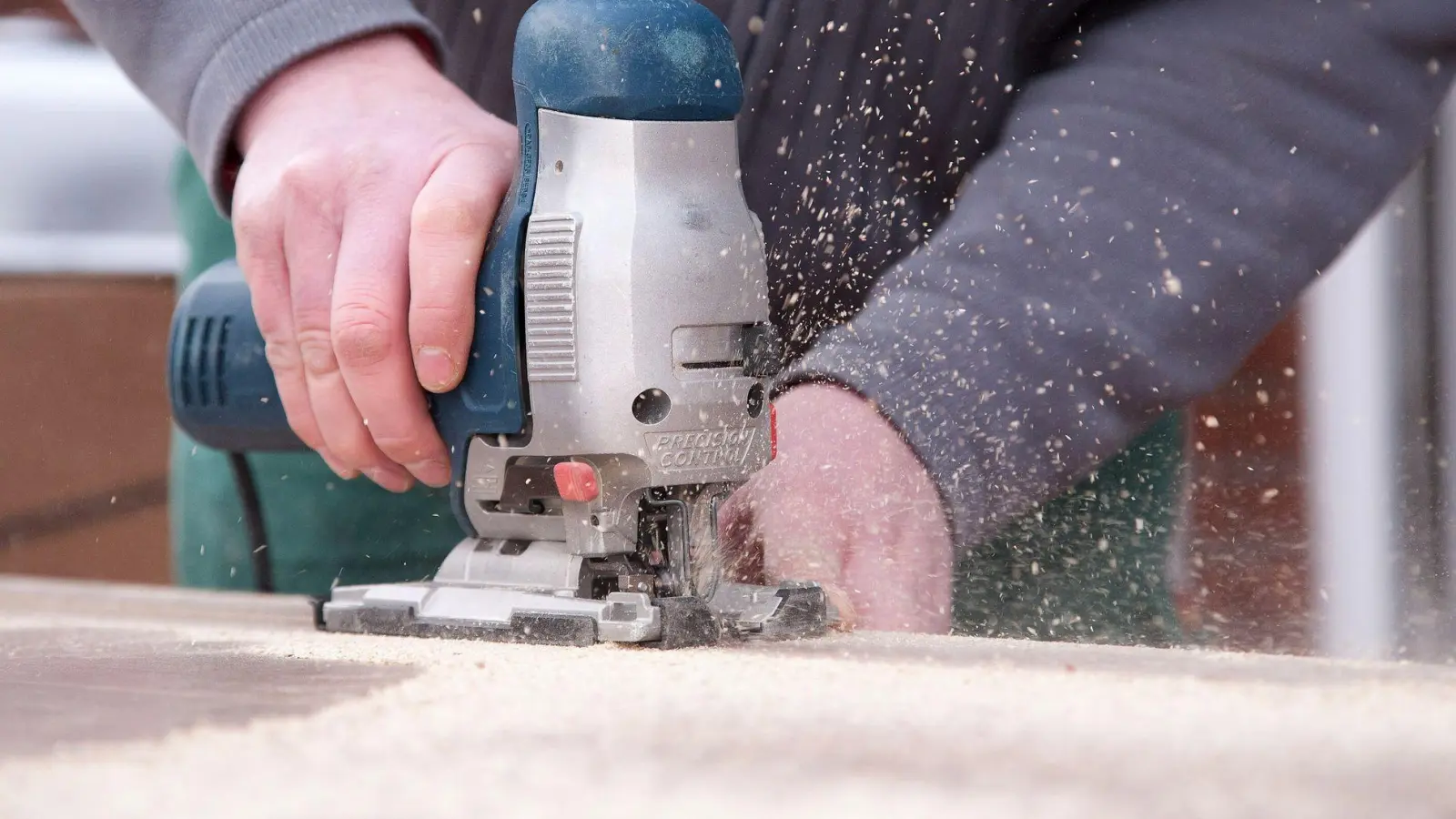 Sicher Heimwerken: Um Verletzungen zu vermeiden, sollten die Sicherheitshinweise in der Betriebsanleitung bekannt sein, und Elektrowerkzeuge regelmäßig auf mögliche Defekte geprüft werden. (Foto: Kai Remmers/dpa-tmn)