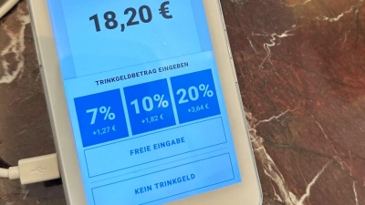 Vorgegebene Trinkgeld-Optionen bei der Kartenzahlung kommen bei vielen Menschen einer Umfrage zufolge nicht gut an. (Archivbild) (Foto: Gregor Tholl/dpa/dpa-tmn)