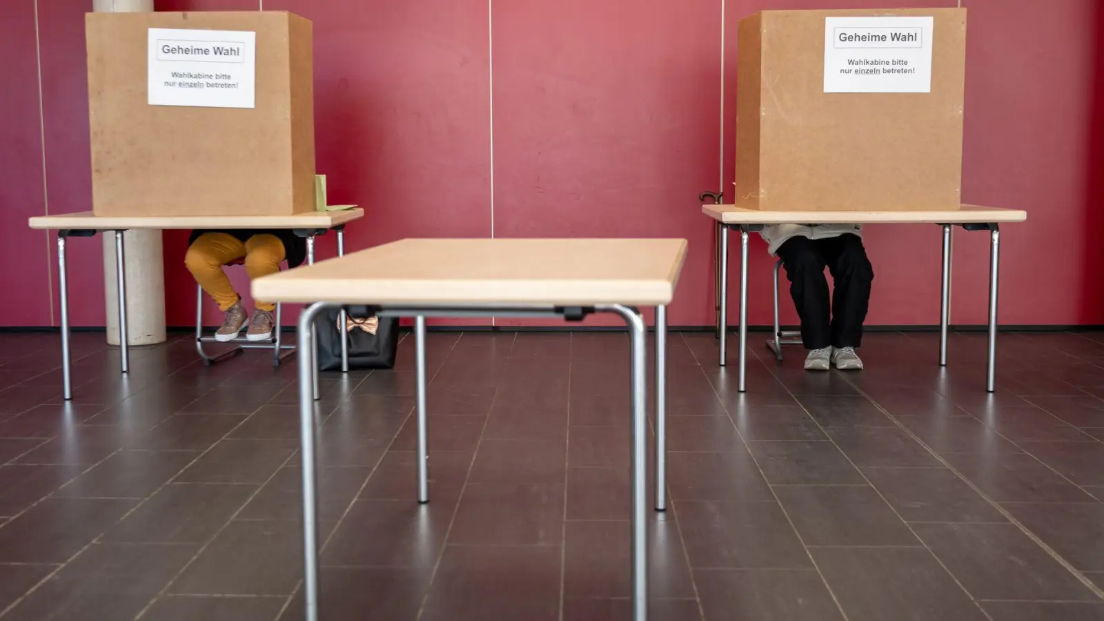 Mehr als zehn Millionen Menschen dürfen bei der Kommunalwahl wählen. (Archivbild) (Foto: Peter Kneffel/dpa)