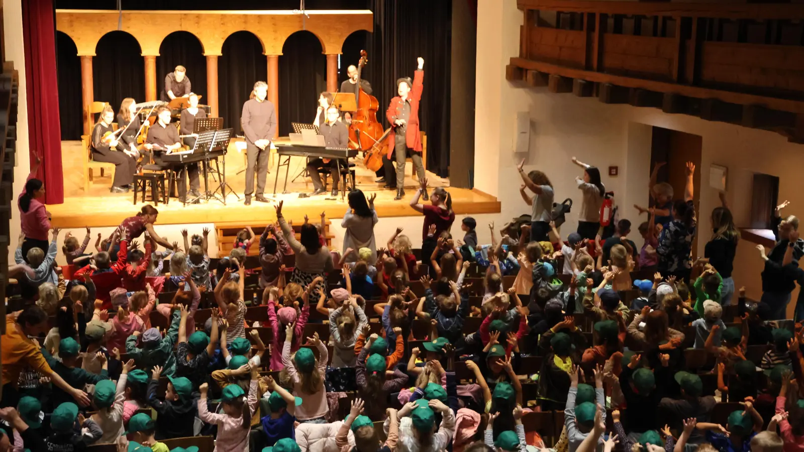 Die Stadthalle Kasten war eine große Manege, in der Zirkusdirektor Konstantin Kriesch (auf der Bühne ganz rechts) die Geschichte vom Karneval der Tiere erzählte. (Foto: Martina Haas)