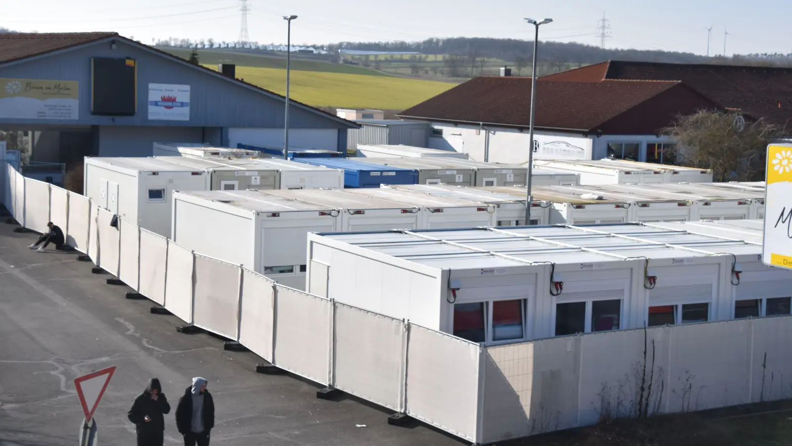 Die Notunterkunft in einem ehemaligen Discount-Markt in Scheinfeld wurde schon vor längerem um zahlreiche Container erweitert. Ein Containerdorf für Geflüchtete soll im Herbst in Neustadt entstehen. (Archivfoto: Andreas Reum)