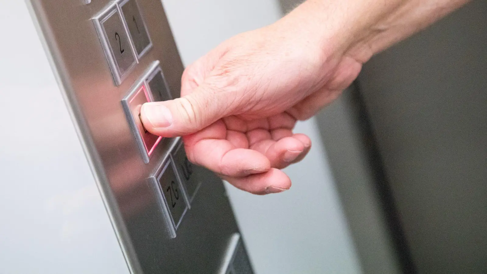 Die zwölf Insassen sind bei dem Vorfall laut Feuerwehr unversehrt geblieben. (Symbolbild) (Foto: Christin Klose/dpa-tmn/dpa)