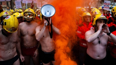 Spanische Feuerwehrleute demonstrieren in Badehosen in Barcelona.  (Foto: Lorena Sopêna/EUROPA PRESS/dpa)