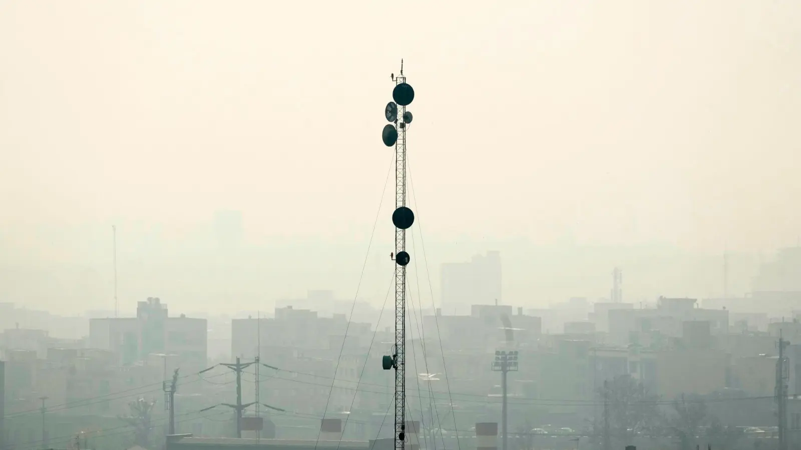 Irans Präsident Peseschkian bezeichnet die Verlegung der Hauptstadt Teheran als „strategische Notwendigkeit“ und fordert eine rasche Verlegung. (Archivbild) (Foto: Vahid Salemi/AP/dpa)