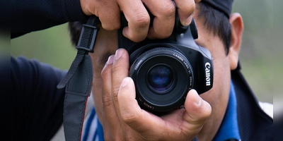 Beim Foto für Ihre Bewerbung sollten Sie auf einen neutralen Hintergrund und passende Kleidung achten. (Foto: Pixabay)