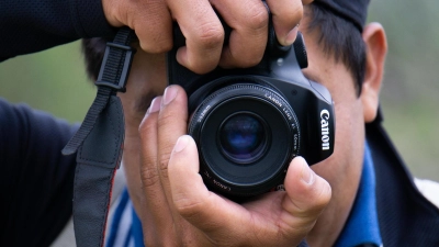 Beim Foto für Ihre Bewerbung sollten Sie auf einen neutralen Hintergrund und passende Kleidung achten. (Foto: Pixabay)