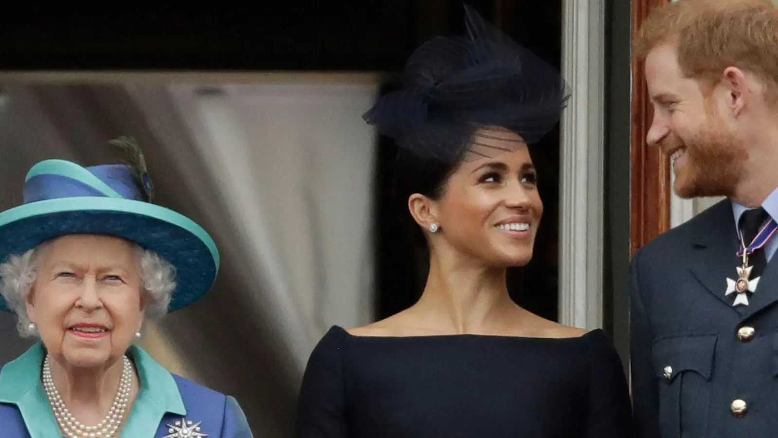 Ein Bild aus vergangenen Zeiten: Elizabeth II., Meghan und Prinz Harry  (Foto: Matt Dunham/AP/dpa)