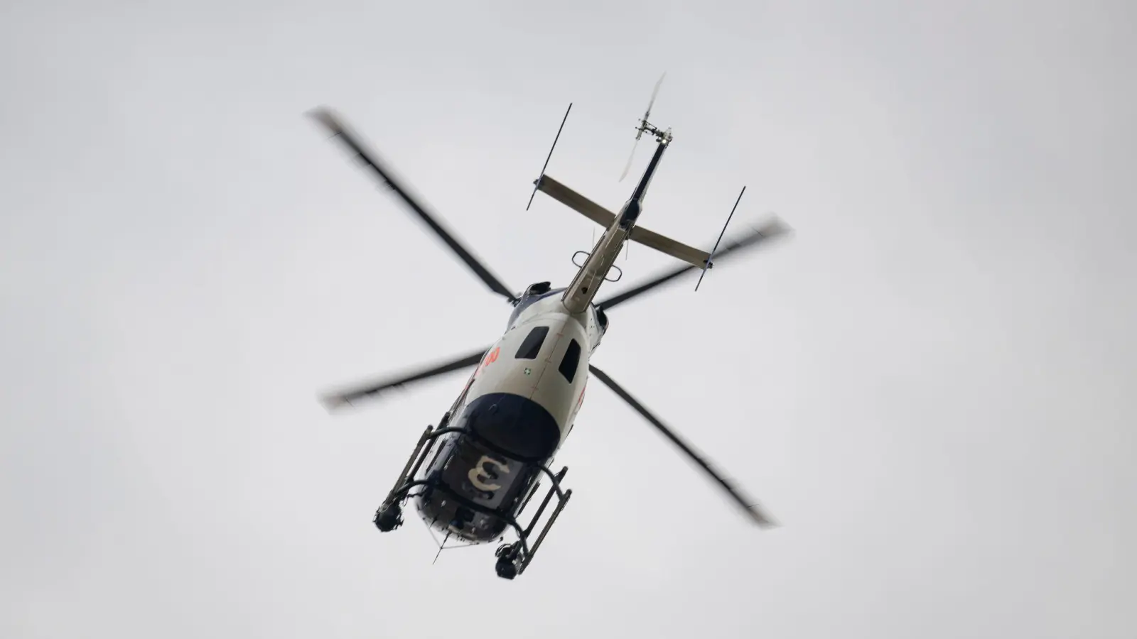 Auch ein Polizeihubschrauber nahm aus der Luft die Verfolgung auf. (Symbolbild) (Foto: Boris Roessler/dpa)