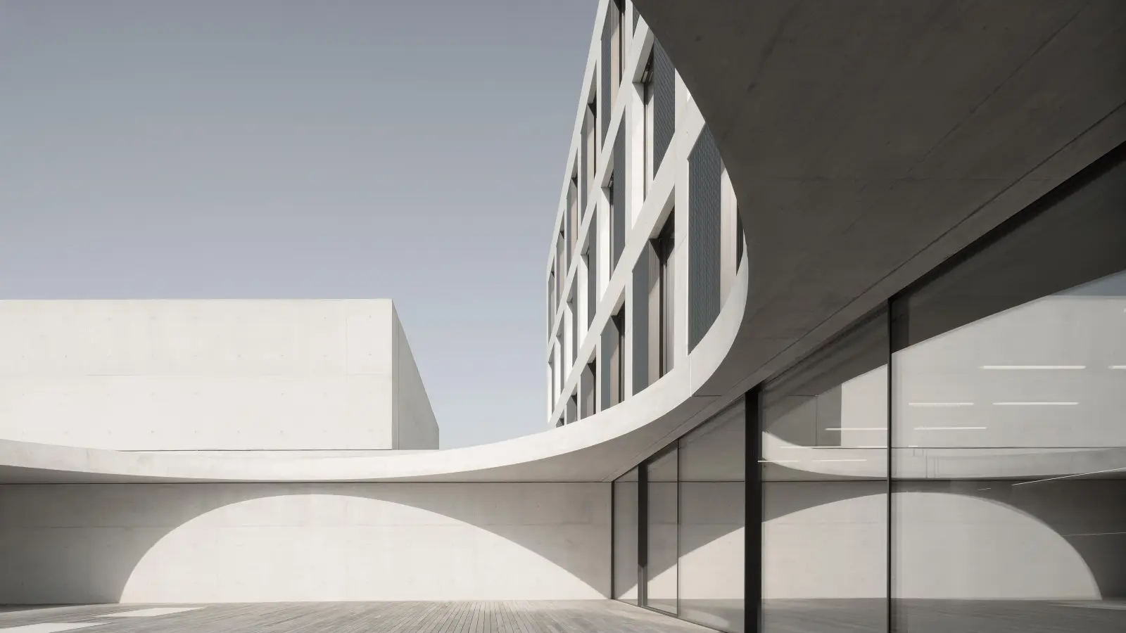 Ein Innenhof der John Cranko Schule in Stuttgart: Das preisgekrönte Gebäude haben die Architekten Birgit Rudacs und Stefan Burger entworfen. Birgit Rudacs ist im Oktober in der Reihe „Baukultur“ zu Gast. (Foto: Brigida González)