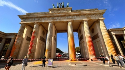 Mitglieder der Klimaschutzgruppe Letzte Generation hatten am 17. September alle Säulen des Brandenburger Tors mit oranger Farbe besprüht. (Foto: Paul Zinken/dpa)