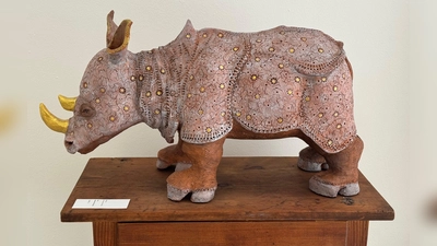 Das hübsch geschmückte „Nashornfräulein”, ein Werk von Sabine Schricker-Müller, steht niedlich und zugleich seltsam traurig auf einem Podest. (Foto: Lara Hausleitner)