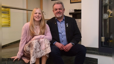 Bürgermeisterstellvertreter Hermann Schuch stellt die neue Uffenheimer Maienkönigin, die 17-jährige Vanessa Barth, im Rathaus vor. (Foto: Gerhard Krämer)