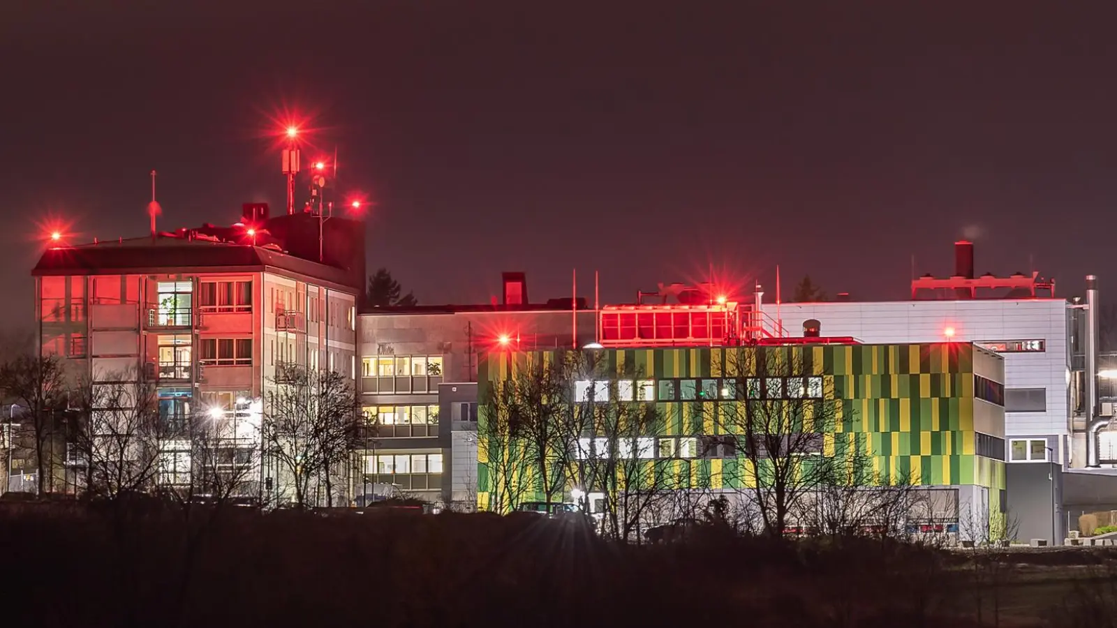Wenn der Staat alle jetzt bekannt gewordenen Einsparpläne umsetzt, könnte die Zukunft der beiden Kliniken im Landkreis auf der Kippe stehen. In die Neustädter Klinik (Foto) wurden zuletzt zweistellige Millionenbeträge investiert. (Foto: Mirko Fryska)