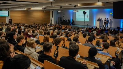 In diesem Jahr wurden die Erstsemesterstudierenden erstmals in den neuen Räumlichkeiten der Hochschule im Brücken-Center begrüßt.  (Foto: Celine Schneider)
