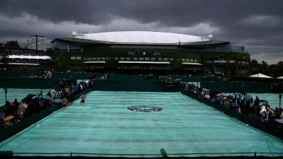 Zahlreiche Spiele konnten wegen des schlechten Wetters am zweiten Wimbledon-Turniertag nicht stattfinden. (Foto: Alastair Grant/AP/dpa)