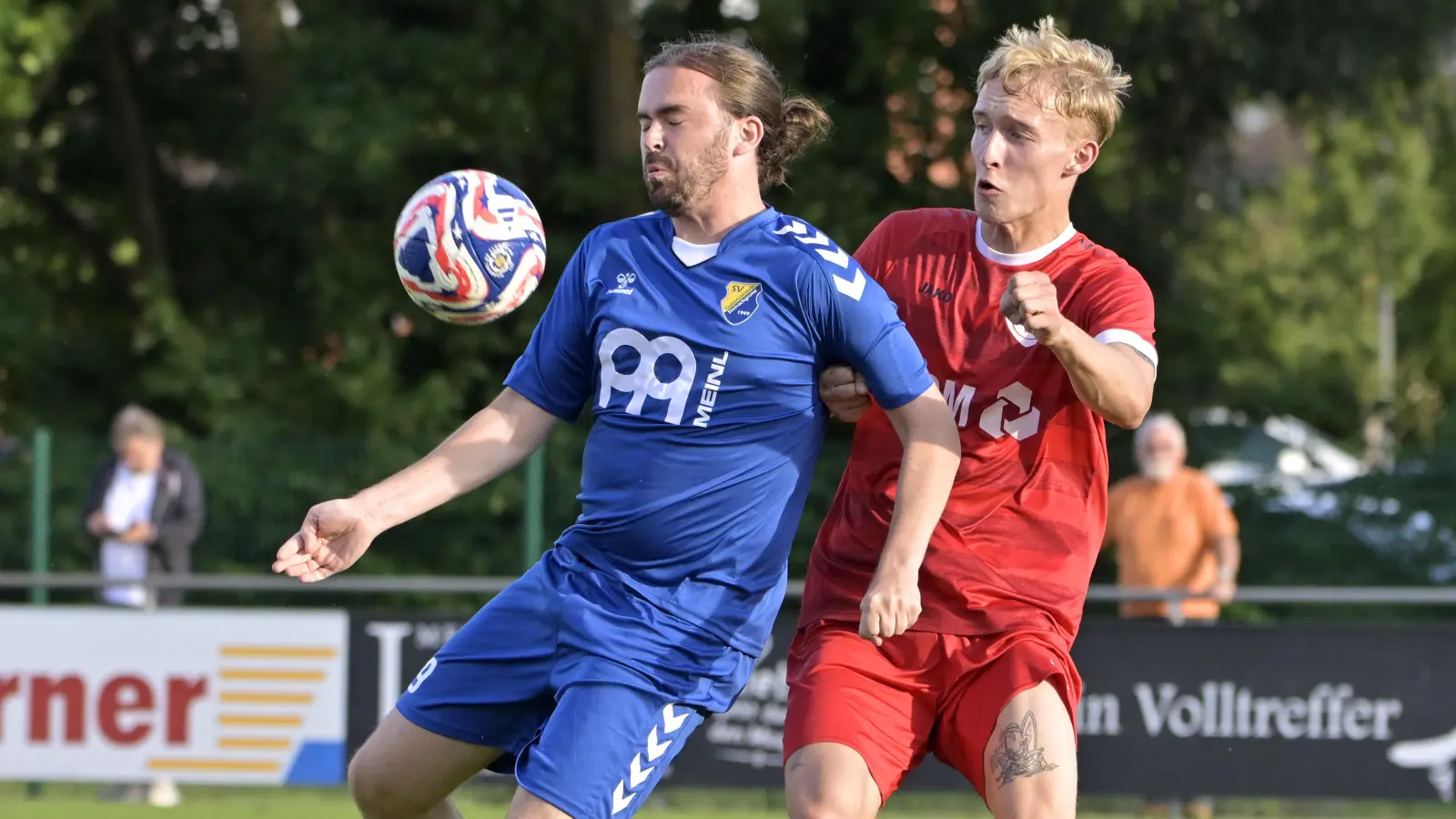 Simon Drießlein (links) spielte gegen Feucht (rechts Philipp Nutz) erstmals seit Oktober wieder mehr als ein paar Minuten für Steinachgrund und zeigte gleich wieder eine gute Leistung.  (Foto: Martin Rügner)