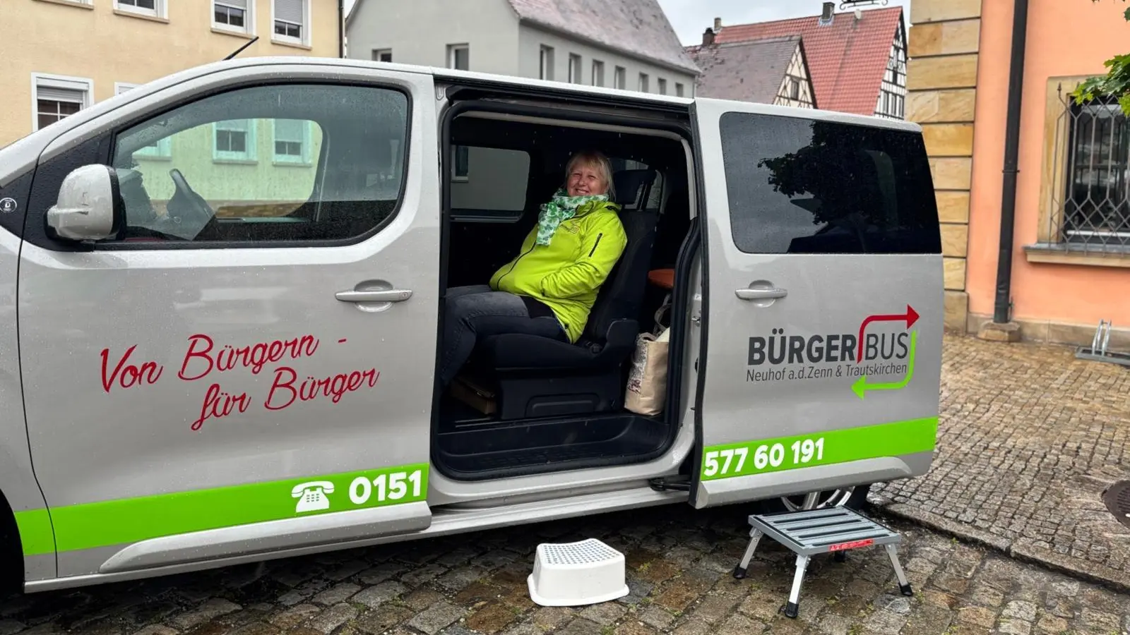 Eigentlich sitzt Heidi Müller hinter dem Steuer des VG-Bürgerbusses. Hier setzte sie sich auf einen der Fahrgastplätze. (Foto: Ute Niephaus)