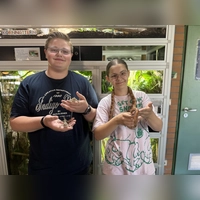 Andreas Vogt und Emilia Petter kümmern sich in der Aqua-Terra-AG am Theresien-Gymnasium um exotische Geschöpfe. (Foto: Lara Hausleitner)