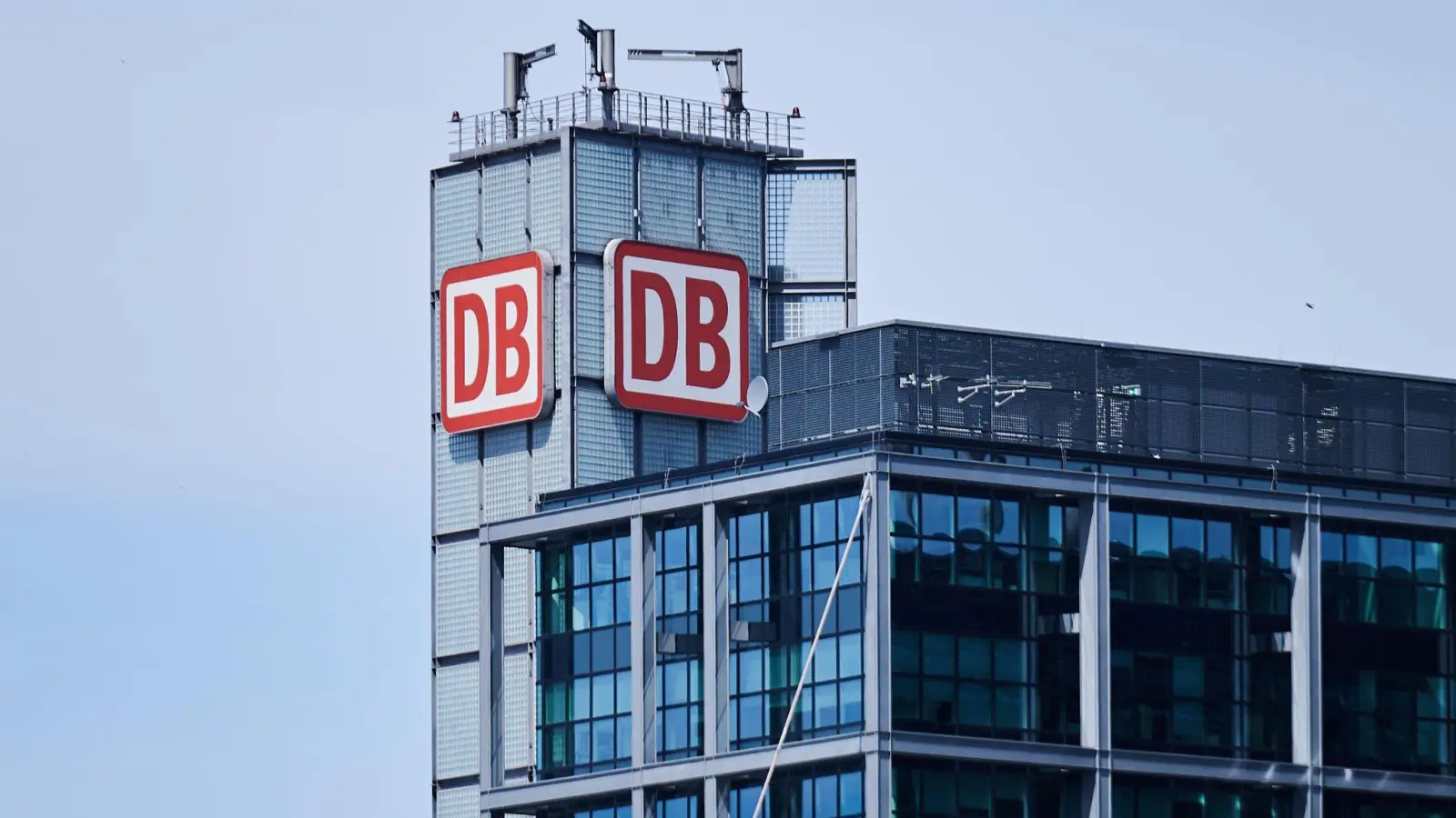 Das Logo der Deutschen Bahn am Hauptbahnhof in Berlin: Kommende Woche wollen die Deutsche Bahn (DB) und die Eisenbahn- und Verkehrsgewerkschaft (EVG) in eine besonders lange Verhandlungsrunde gehen (Foto: Annette Riedl/dpa)