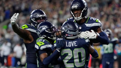 Die Seahawks ließen nach dem entscheidenden Ballgewinn der Freude freien Lauf. (Foto: Stephen Brashear/AP/dpa)